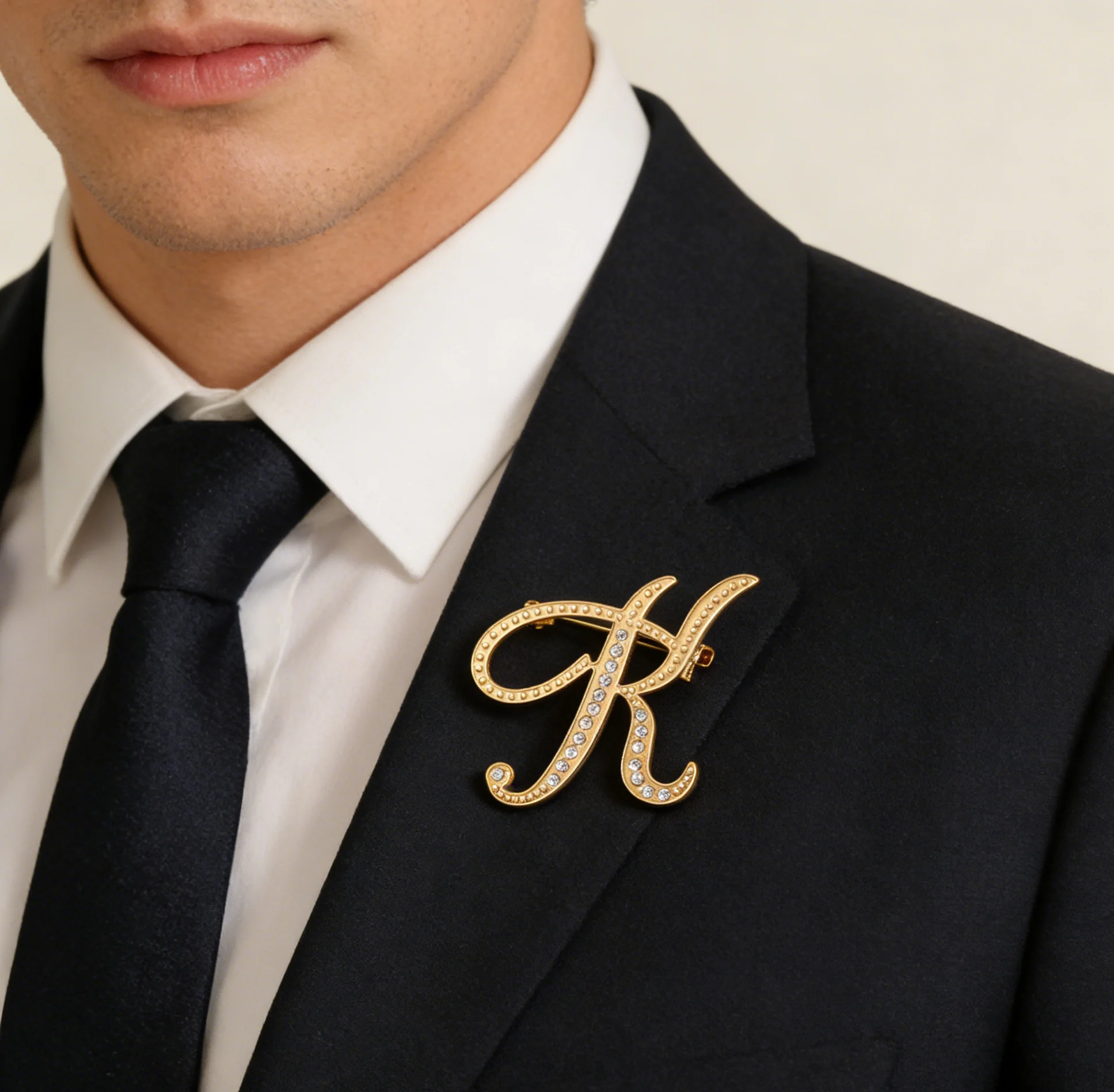 

Персонализированная брошь с инициалом, инкрустированная бриллиантами, роскошное украшение с буквой, подарок на День отца для папы, праздничное украшение