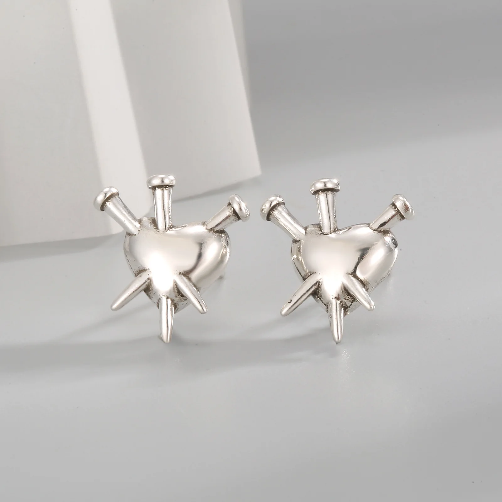 

Fashion Silver Color Arrow Pierce Heart Stud Earrings for Men Women Personality Earrings Hip Hop Jewelry Accessories