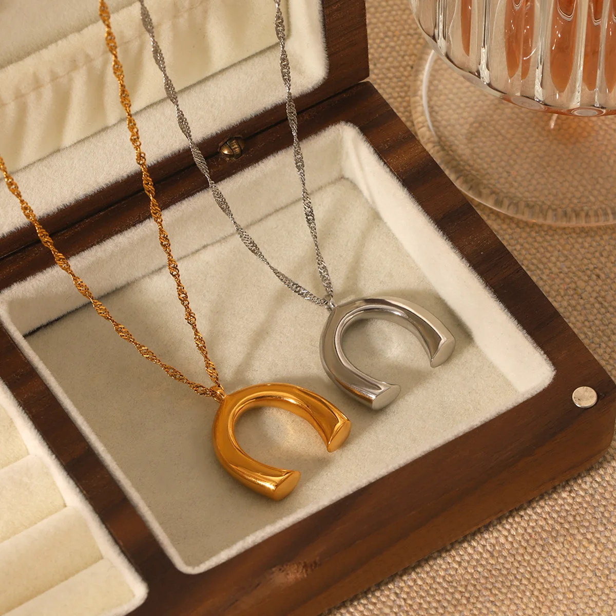 Water ripple chain U-shaped horseshoe pendant necklace for women, fashionable unique titanium steel neck chain