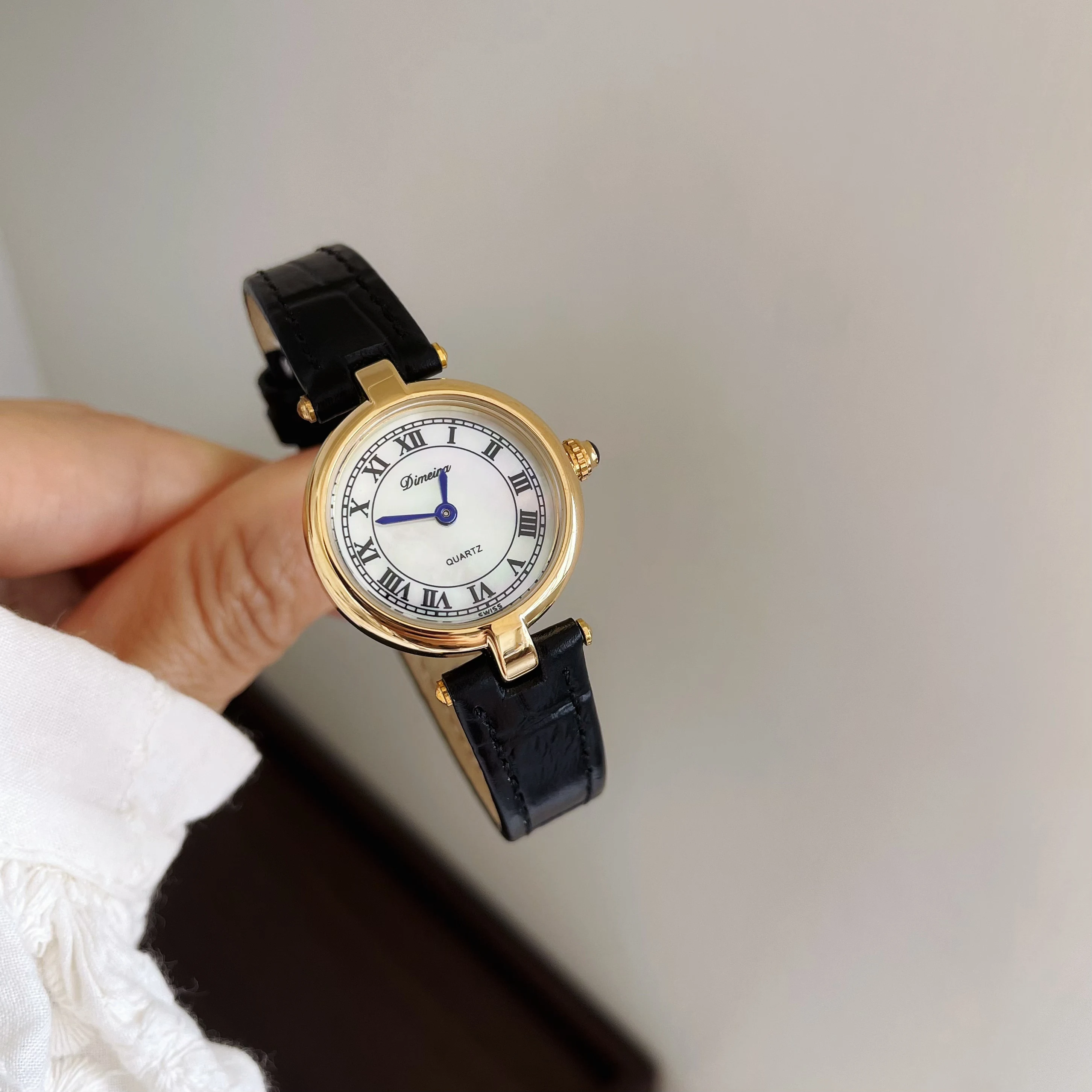 Vintage Leather Round Disc Watch for Women Simple Elegant Quartz Watch for Professional Women and Students Perfect Birthday Gift