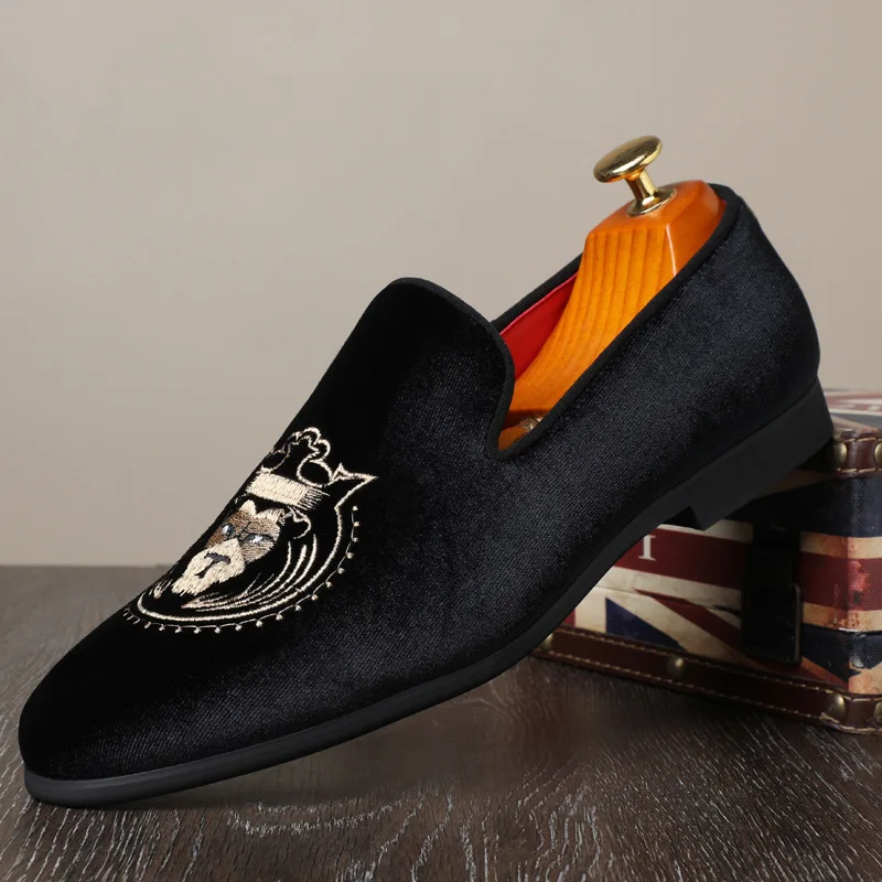 Luxury Designer Fashion Pointed Black Embroidery Velvet Shoes Men Casual Loafers Formal Dress Footwear Sapatos Tenis Masculino