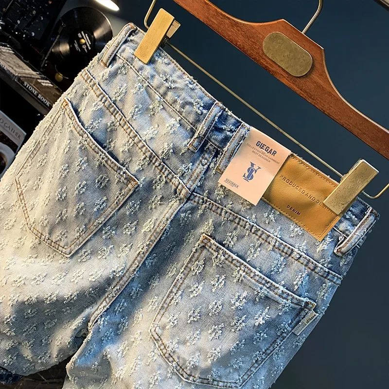 Scratch denim shorts are full of design in summer