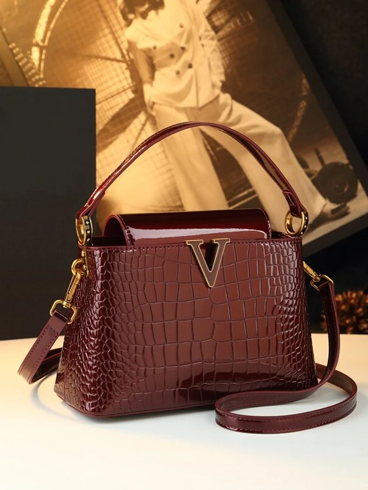 2026 New Painted Leather Bucket Bag Crocodile Pattern Fashionable Shoulder Crossbody Bag for Middle-Aged Women Genuine Leather
