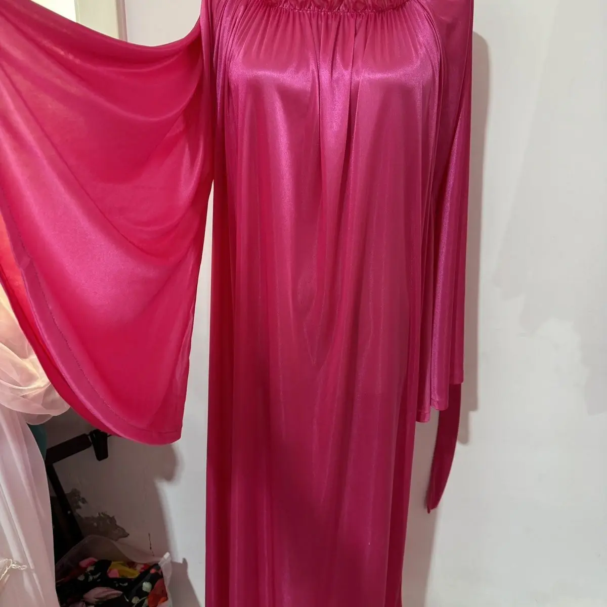 

Плюс размер Мужское ледяное шелковое глянцевое желтое розовое длинное платье Женское эластичное шелковистое на ощупь свободное платье макси с роговым рукавом Сексуальный спальный халат