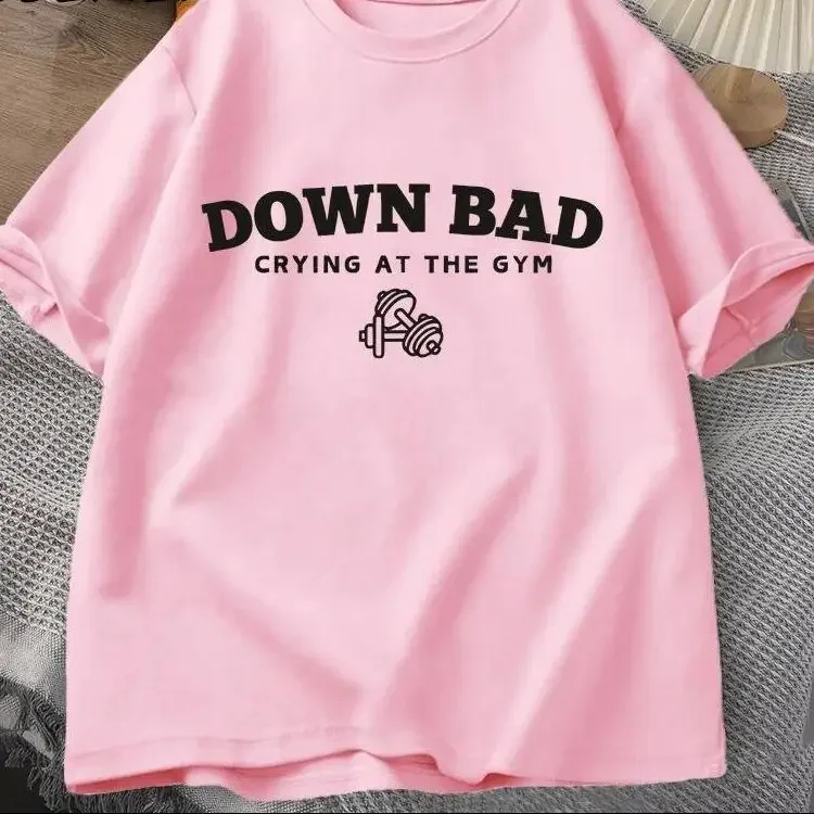 2025 Poetas Torturadas Camiseta Down Bad Crying At The Gym Camisetas Gráficas Mulheres Verão Treino Camiseta Manga Curta