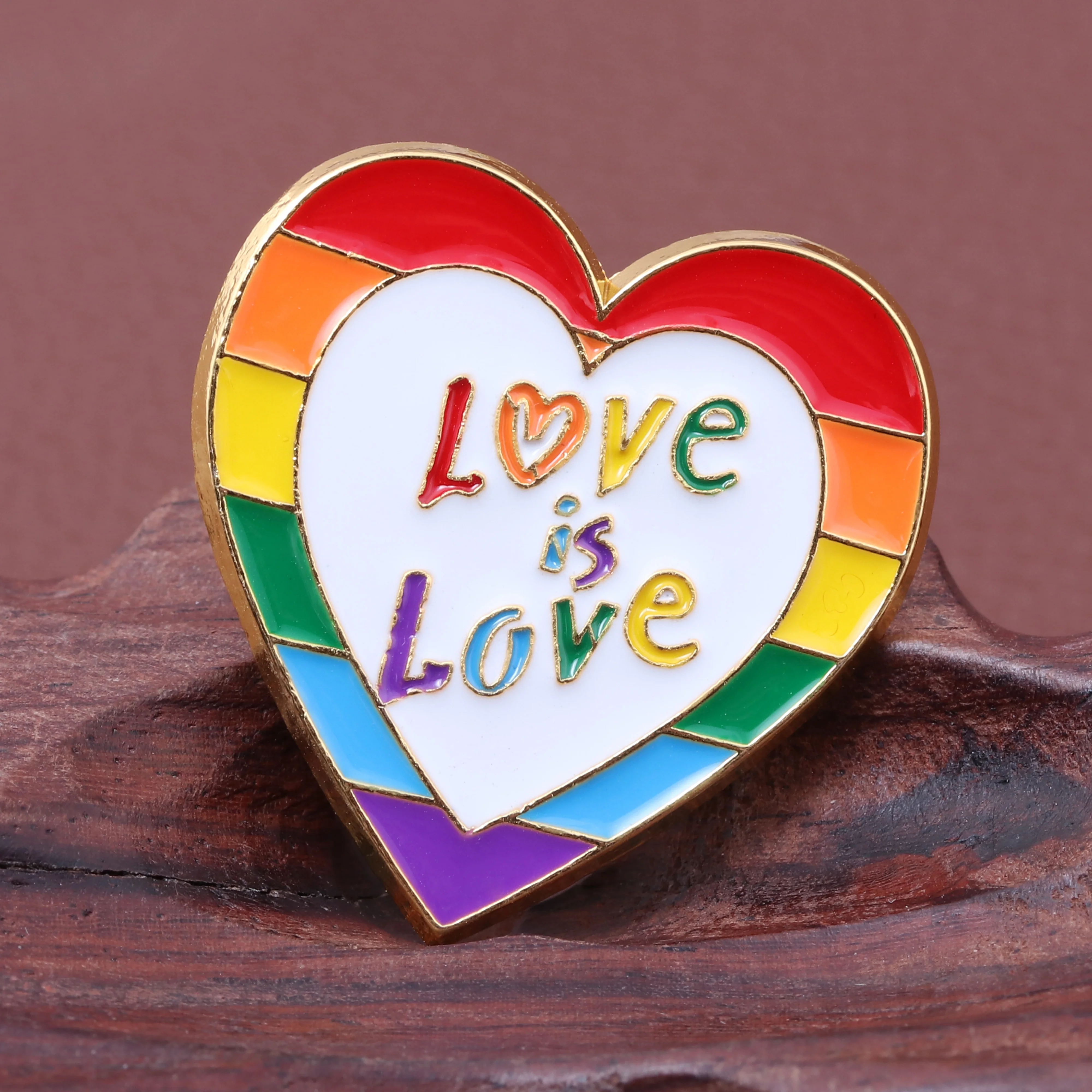 LGBT فخر قوس قزح القلب المينا دبابيس بروش الحب هو الحب شارة المثليين بروش الملابس حقيبة اكسسوارات مجوهرات هدايا