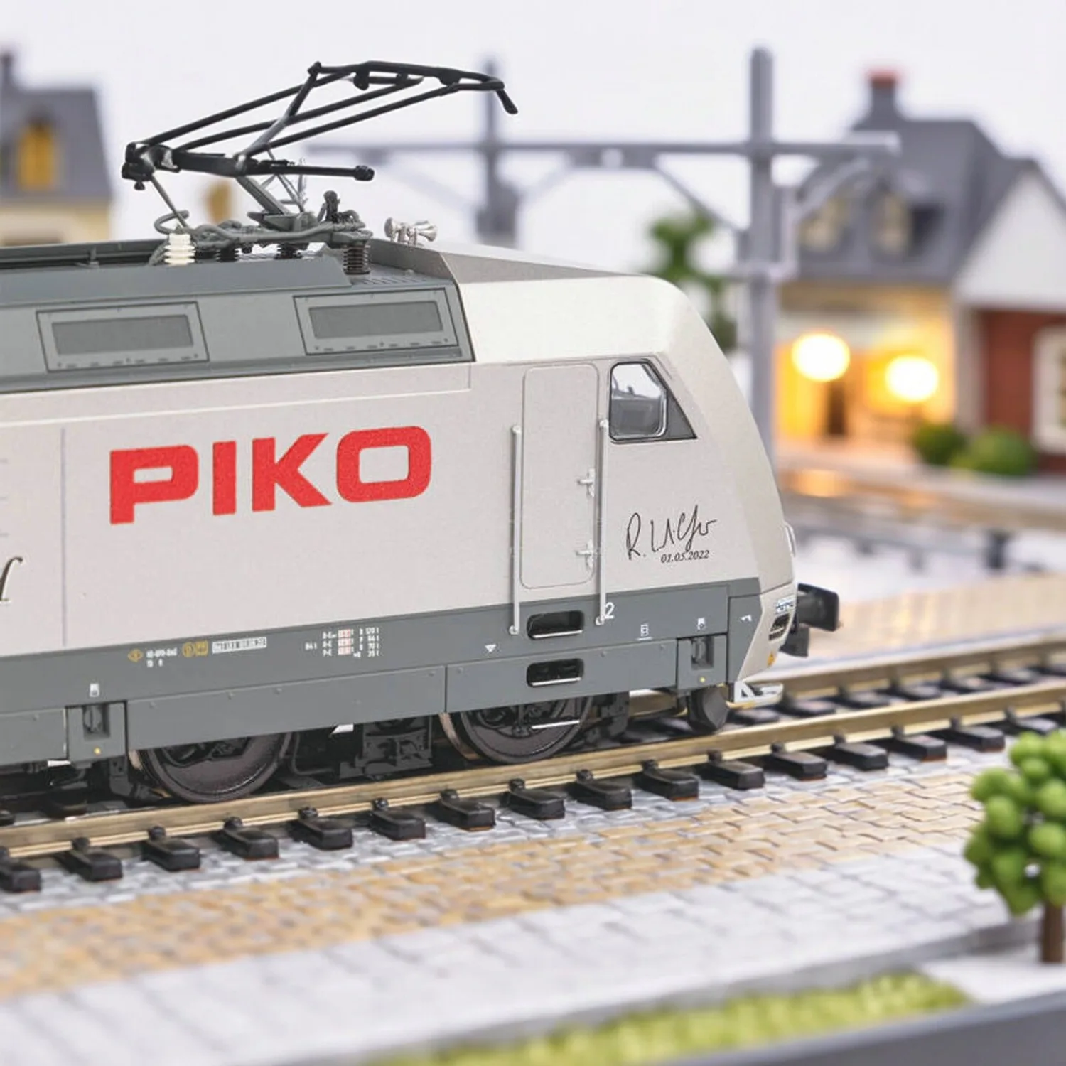 PIKO HO Type 1/87 Train Model BR101 Electric Locomotive 51111 White Paint Digital Sound Toy Train Boy's Toy Gift