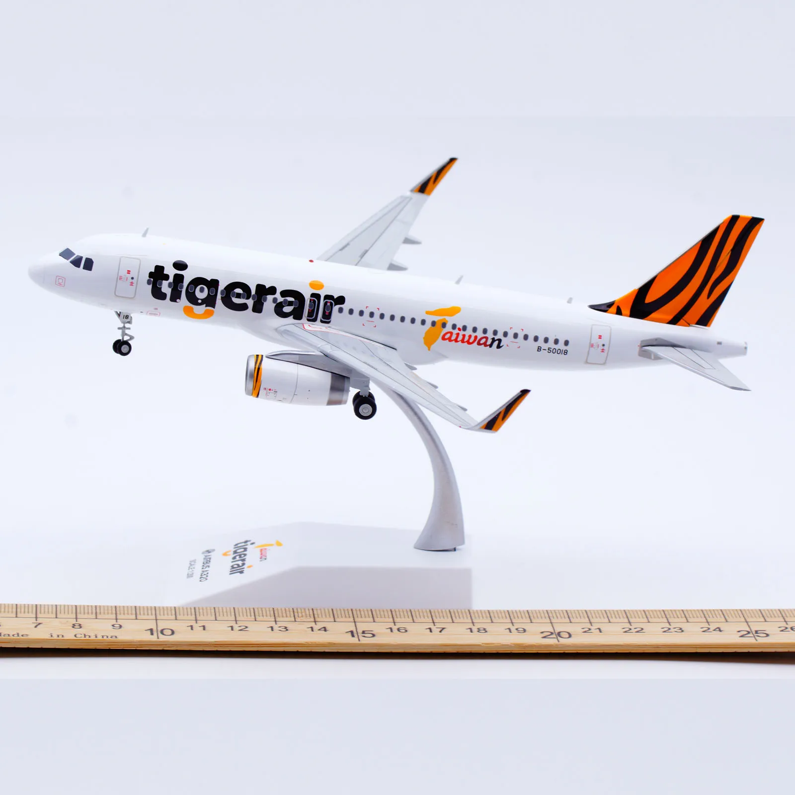 Xx20275 liga avião colecionável presente jc asas 1:200 tigerair taiwan airbus a320 diecast aeronave jet modelo B-50018 com suporte