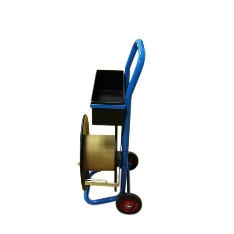 Fabrycznie wykonany na zamówienie przenośny wózek do taśm stalowych z kółkami, przeznaczony do taśm poliestrowych kompozytowych o średnicy rdzenia 200 mm.