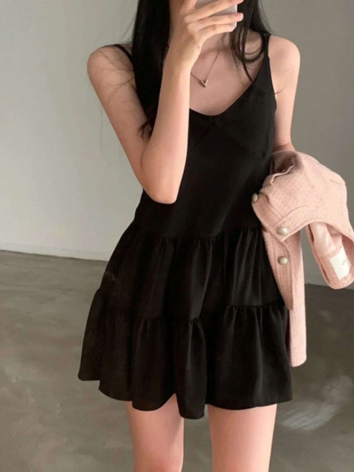 فستان أنيق بحزام على شكل حرف v للنساء 2025 نمط كوري جديد فستان دمية مضاد للشيخوخة تنورة قصيرة ملابس داخلية غير رسمية للتنقل