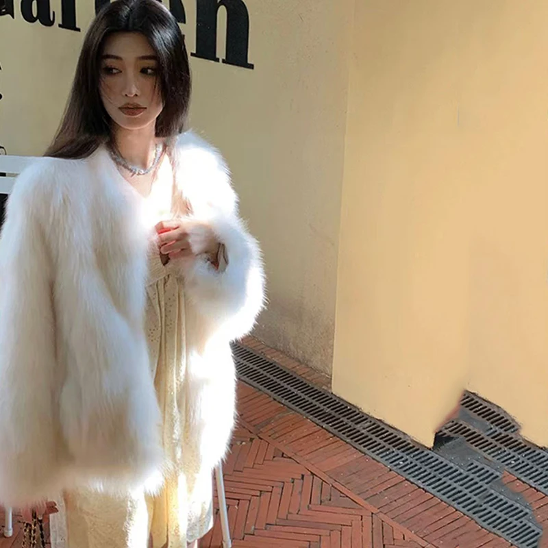 เสื้อแจ็คเก็ตขนเฟอร์แบบใหม่สำหรับผู้หญิง สไตล์ฤดูหนาว ดีไซน์หรูหรา กลิ่นหอมอ่อนๆ ทรงหลวม แฟชั่นทันสมัย หนาและสั้น