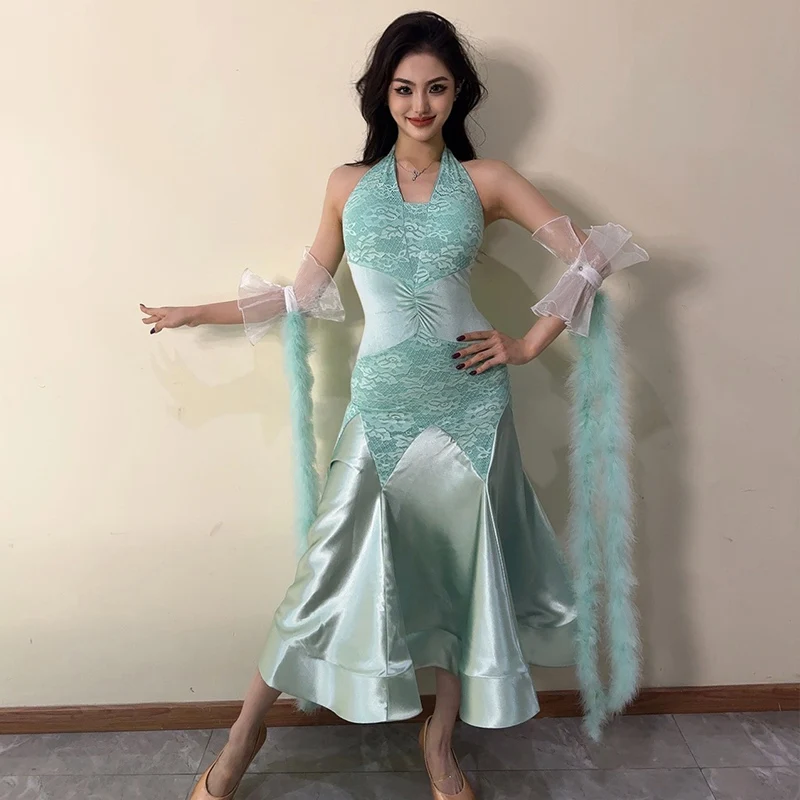 ชุดเต้นรำบอลรูมสีเขียว ชุดเต้นรำสมัยใหม่แบบมาตรฐาน ชุดเดรสยาวผู้หญิงแบบผูกคอ ผ้าลูกไม้ ชุดแสดงบอลรูมสำหรับผู้ใหญ่ VBH2089