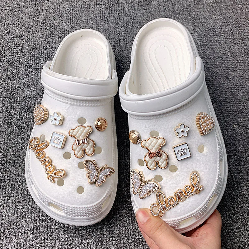 Dijes de zapatos Croc para niñas, conjunto de sandalias, cadenas, accesorios de zapatillas, decoración personalizada, regalos de fiesta, oso blanco,