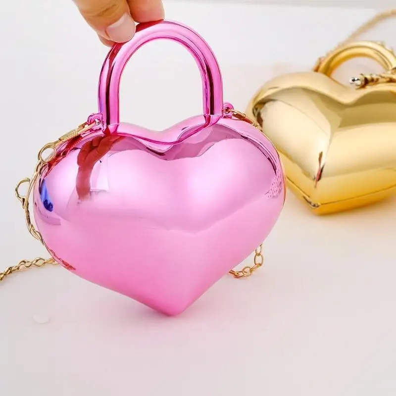 Metallische herzförmige Mini-Umhängetasche mit glänzendem Finish und abnehmbarem Kettenriemen, perfekt für Partys, Hochzeiten und Veranstaltungen. – Detail 5