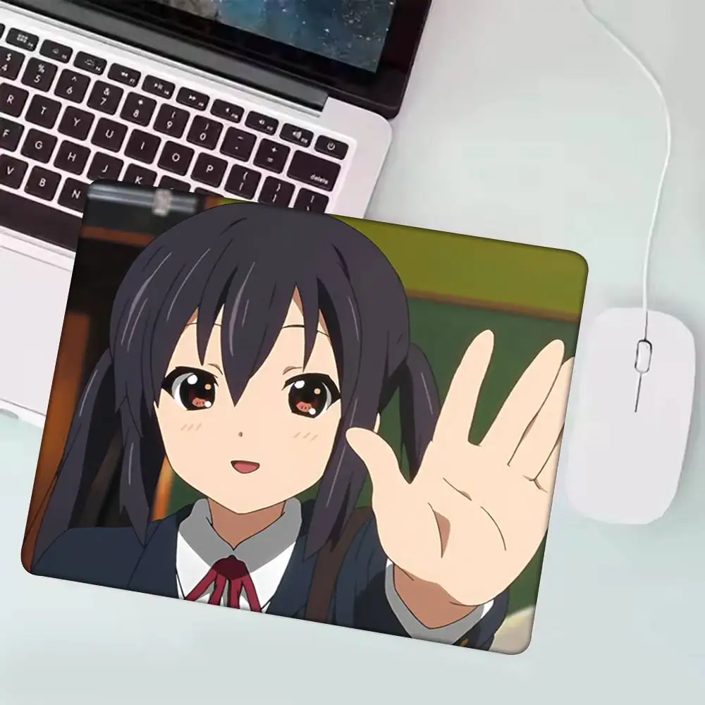 

1 шт. аниме K-ON милая девушка N-nakano A-azusa коврик для мыши маленький LockEdge для геймеров коврик для компьютерного стола прямоугольный противоскользящий резиновый коврик
