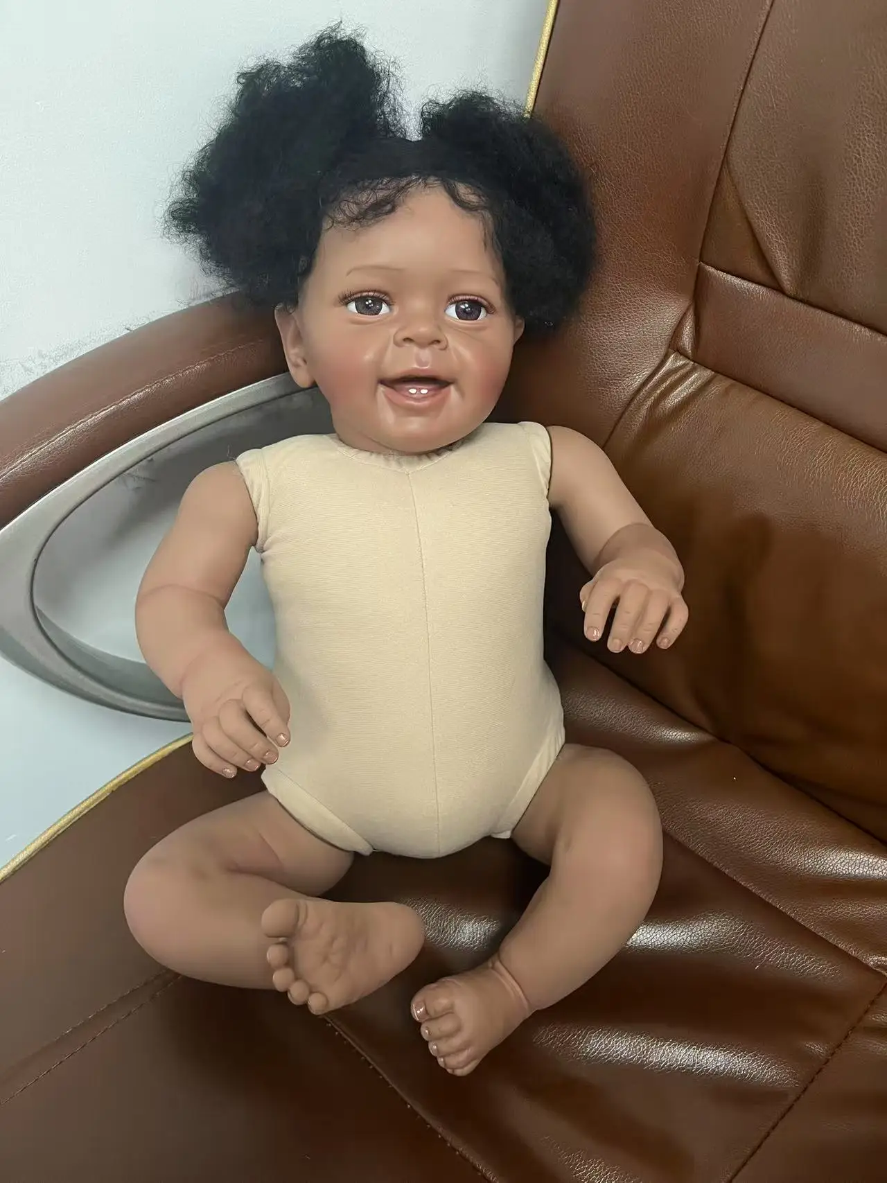 60 ซม.Reborn ตุ๊กตาเด็กทารกเด็กวัยหัดเดิน Yannik ผิวสีน้ําตาลเข้มสาวเด็กเหมือนจริงเด็กแอฟริกันอเมริกันเด็กทารก Handmade Reborn ตุ๊กตา