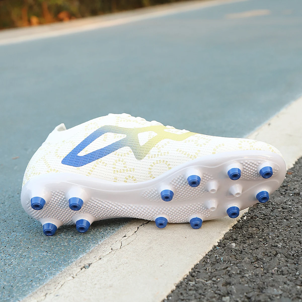 

Indoor cleats men's professional football boots flat football shoes adult high tops wearing resistance training shoes women