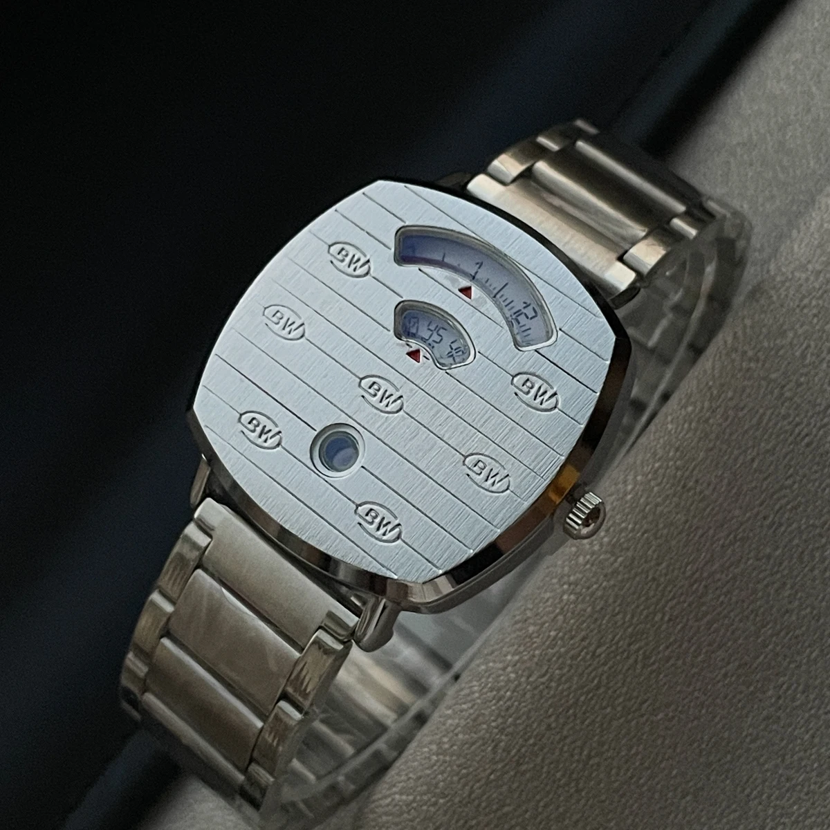 

Wine barrel shaped high-end men's sports watch with a high-end feel