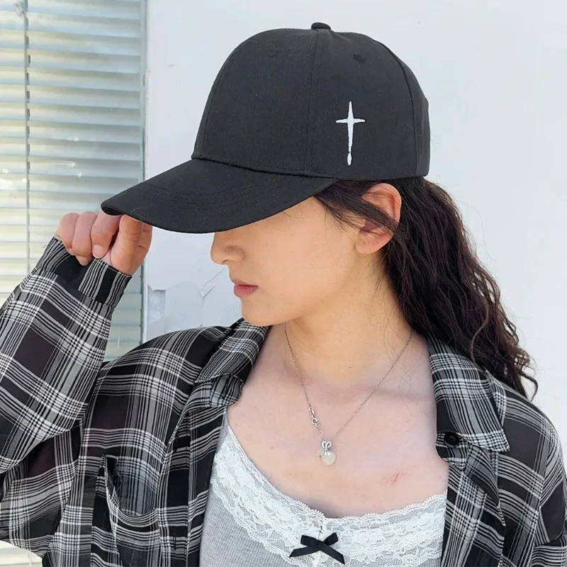 Haftowana czapki baseballowe mężczyzn damska moda prosta jednokolorowa Unisex Cross Cap Outdoor regulowany krem przeciwsłoneczny casualowe kapelusze