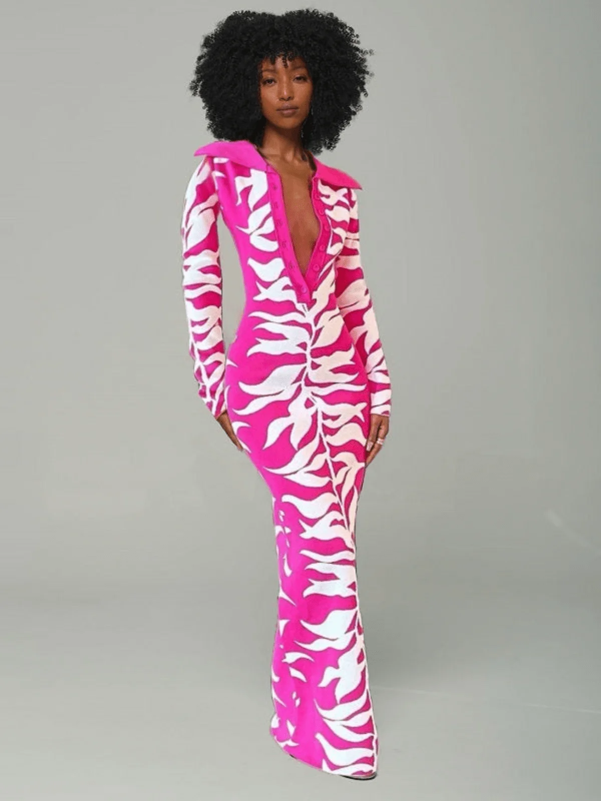 

Ярко-розовое и белое платье макси с принтом в виде листьев, на пуговицах, с длинными рукавами