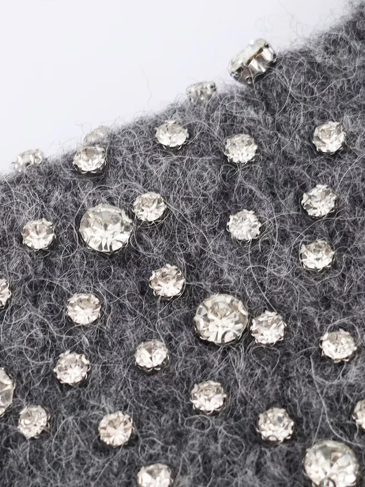 قميص نسائي جديد على الطراز الأوروبي أنيق ومتعدد الاستخدامات ورقبة عالية مع زخارف مطرزة بالخرز