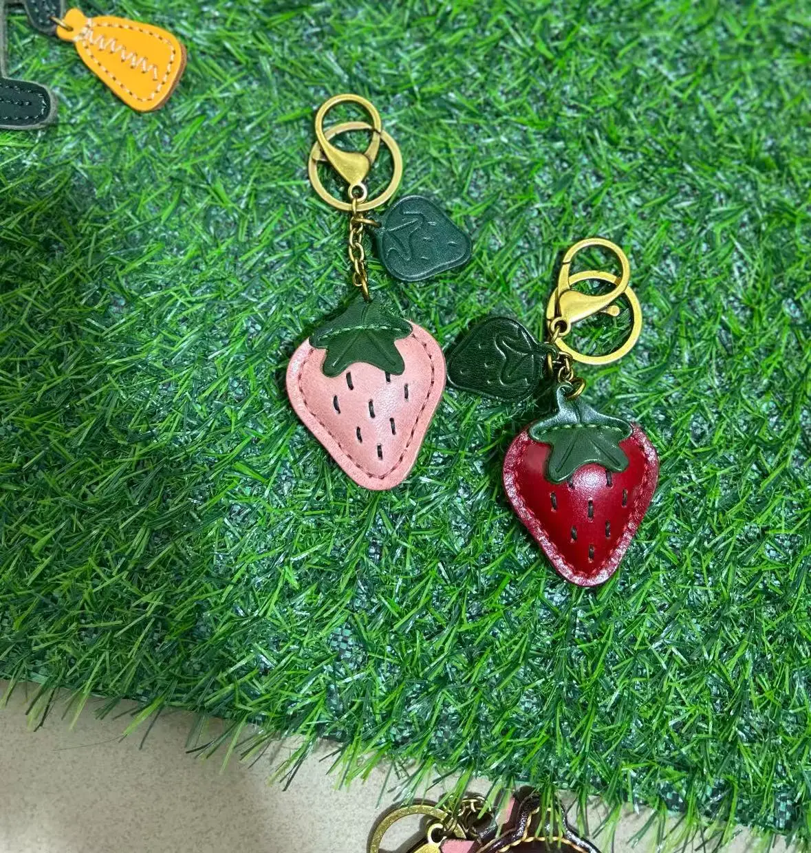 Genuine leather cowhide hand-sewn strawberry pendant bag pet pendant berry has troubles bag pendant keychain