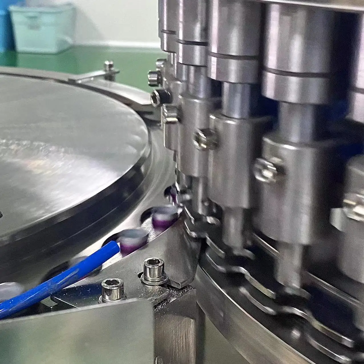 High Quality 45 Rivet Head Automatic High Speed Cap Rivet Machine for Joining Aluminum Caps and Plastic Sheets