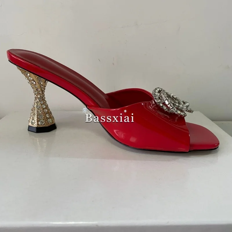 صنادل نسائية بكعب غريب مزخرفة بالكريستال مع إبزيم من حجر الراين وأحذية خفيفة صيفية للبغال أحذية عصرية للفتيات