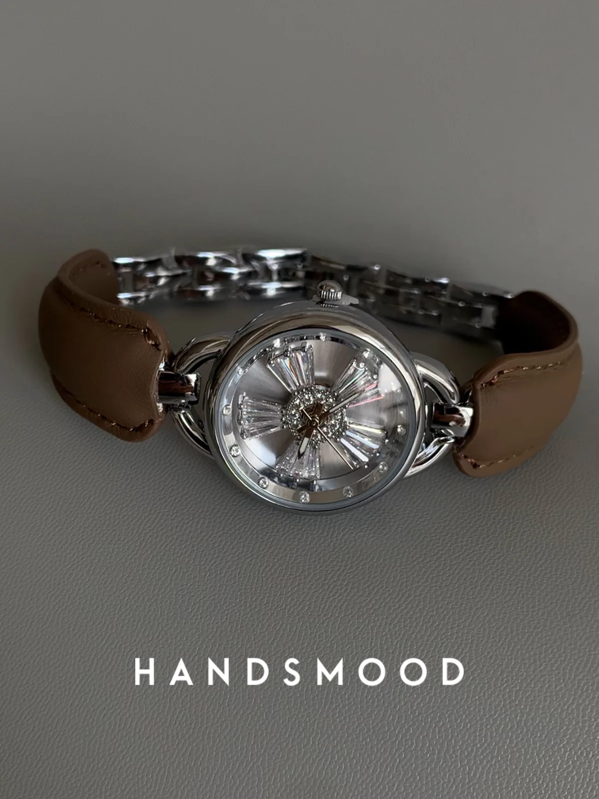 

High-end luxury women's watch with five-petal rotating design leather bracelet watch elephant gray fashionable women's watch