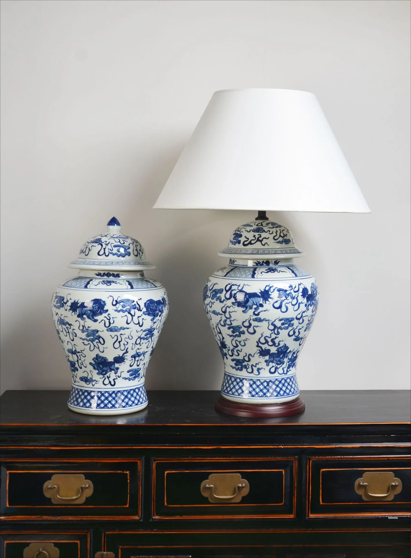 Blue and White Hand-painted Auspicious Cloud Lion Pattern, Living Room Model House Villa High Temperature Ceramic Desk Lamp