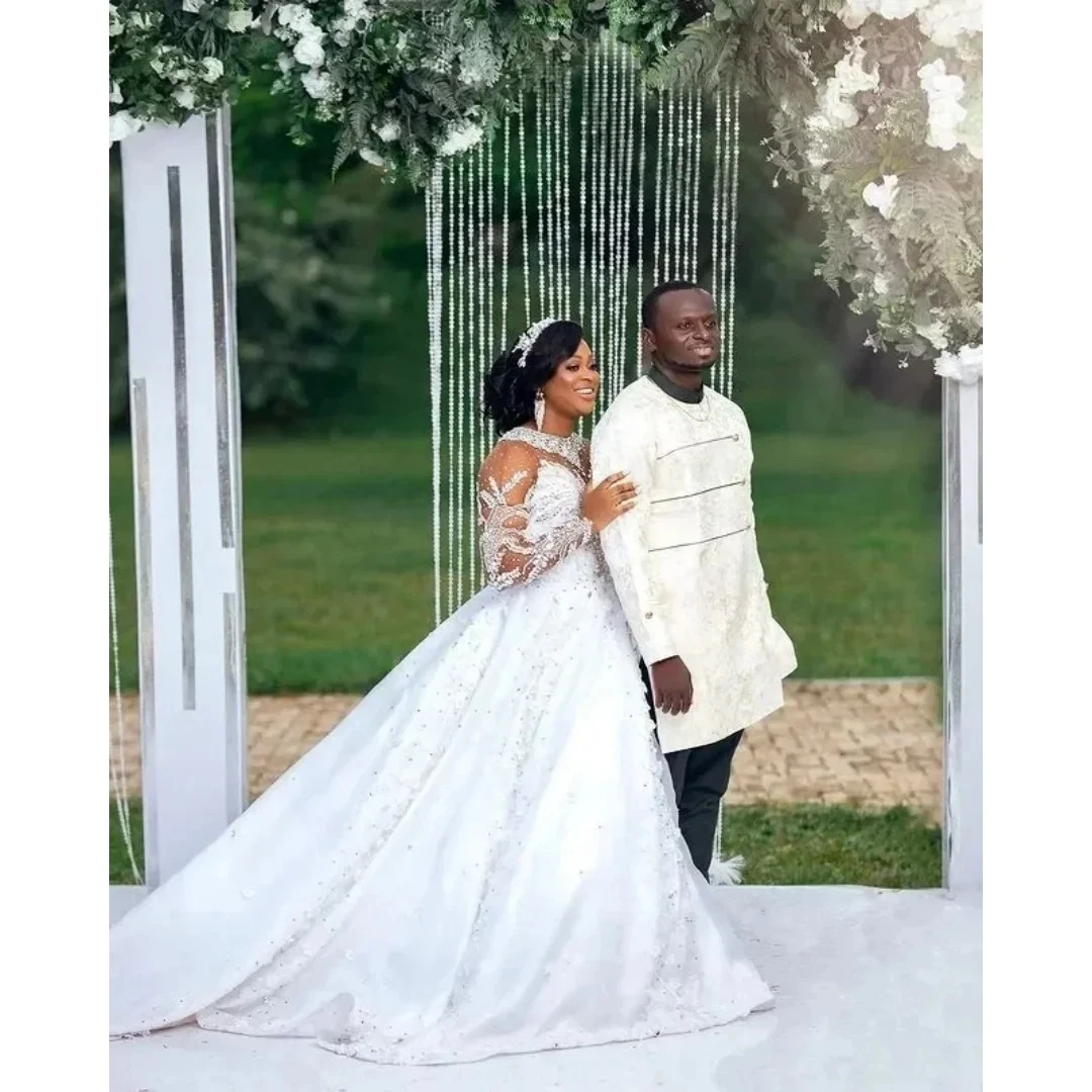 ชุดแต่งงานทรงเอไลน์หรูหราประดับลูกปัดคริสตัลสำหรับผู้หญิง ดีไซน์ใหม่ คอโปร่งเซ็กซี่ ไซส์พลัส ชุดเจ้าสาวสำหรับงานเต้นรำ สามารถสั่งตัดได้