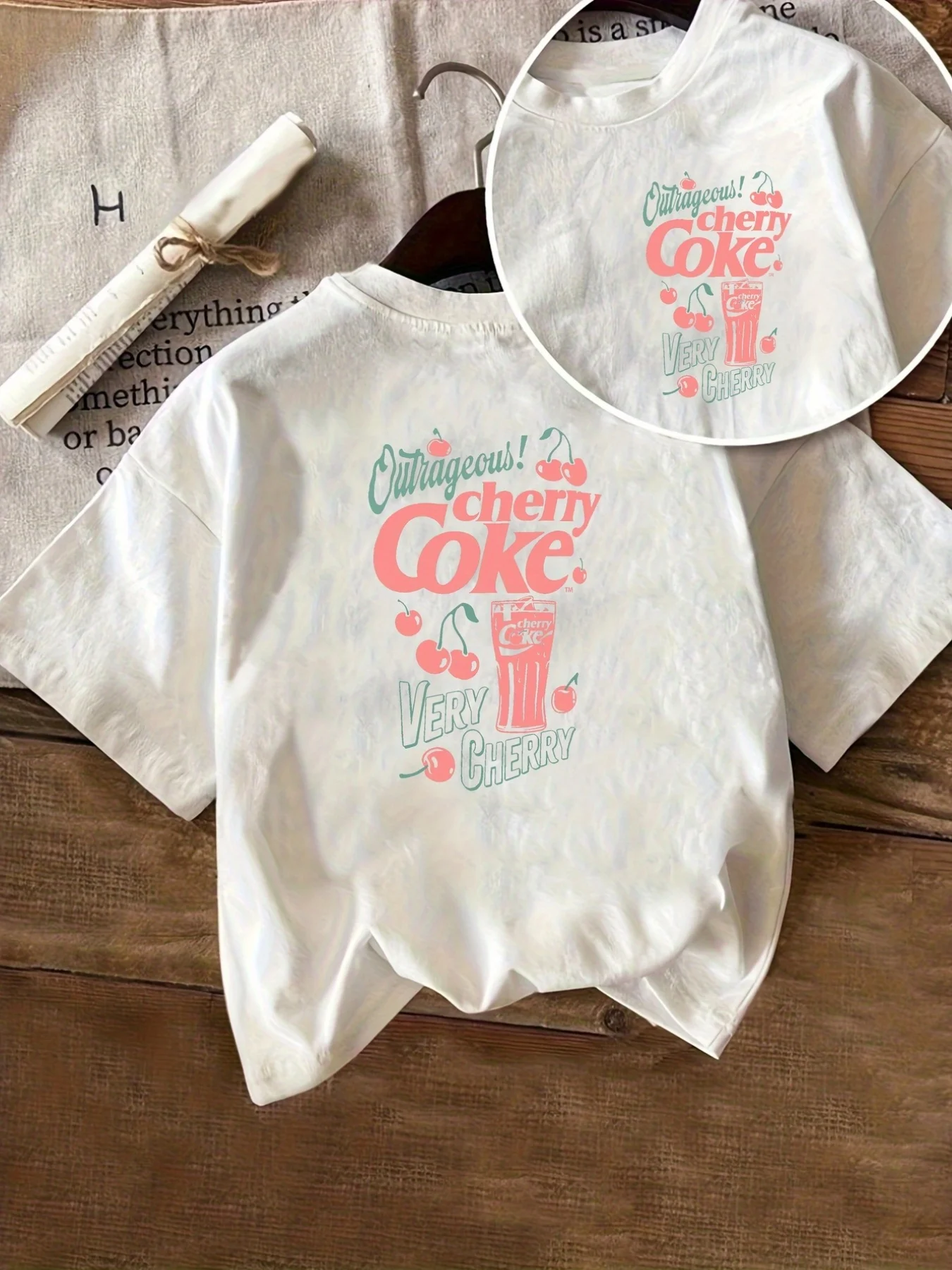 Camiseta Gráfica Vintage de Cherry Coke para Mujer - Top Retro de Manga Corta con Cuello Redondo y Diseño Estético en la Parte Delantera