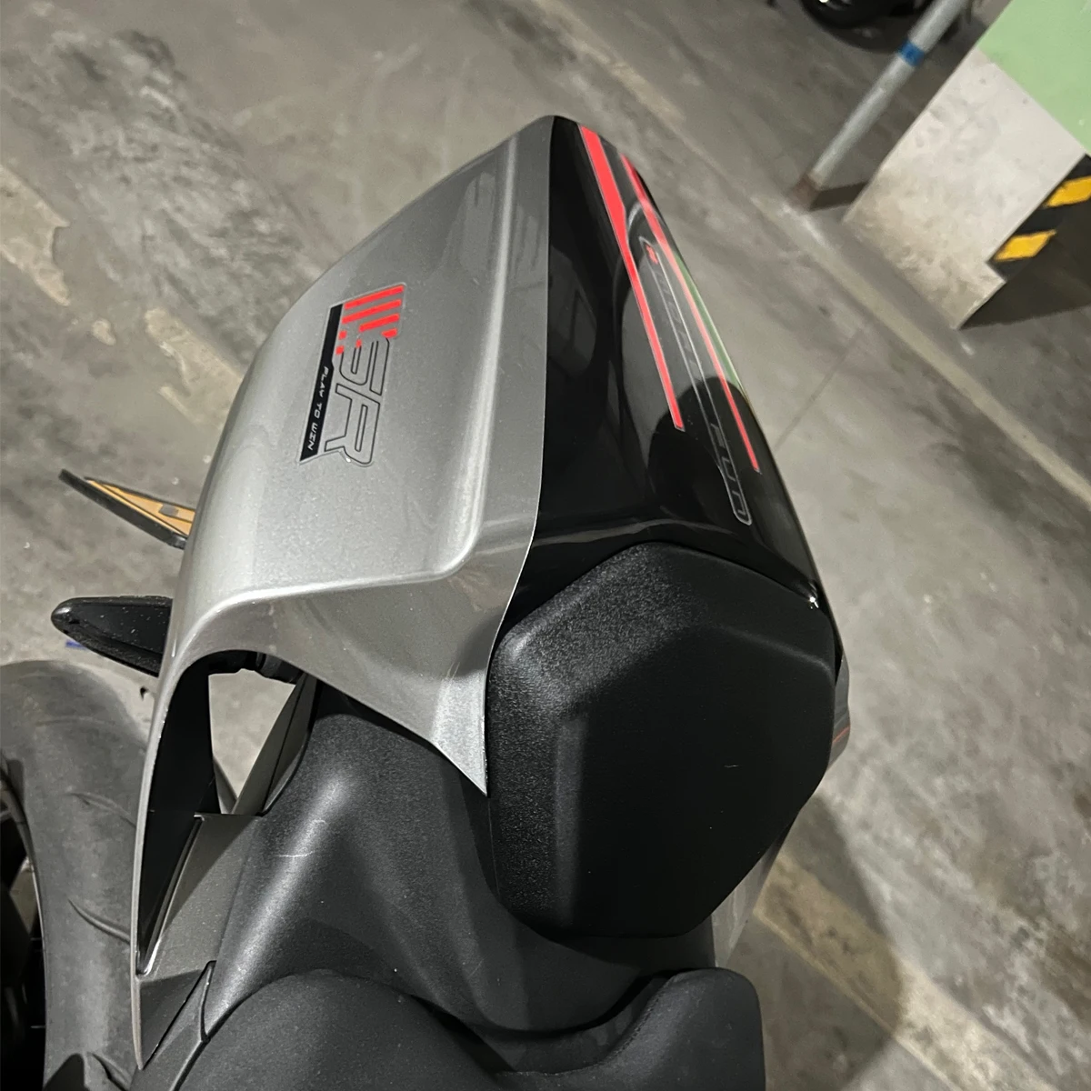 يصلح ل CFMOTO 450SR 450SRS دراجة نارية الخلفية سنام غطاء المقعد الخلفي 2022 450SR سنام مقعد حزمة الرياضة درع قذيفة هدية