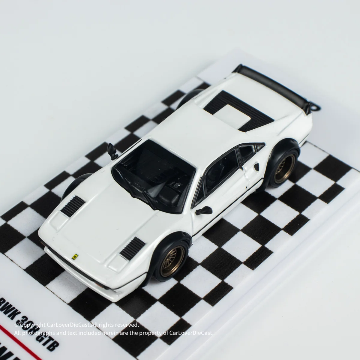 INNO 1:64 LBWK 308 GTB نموذج سيارة دييكاست بيضاء