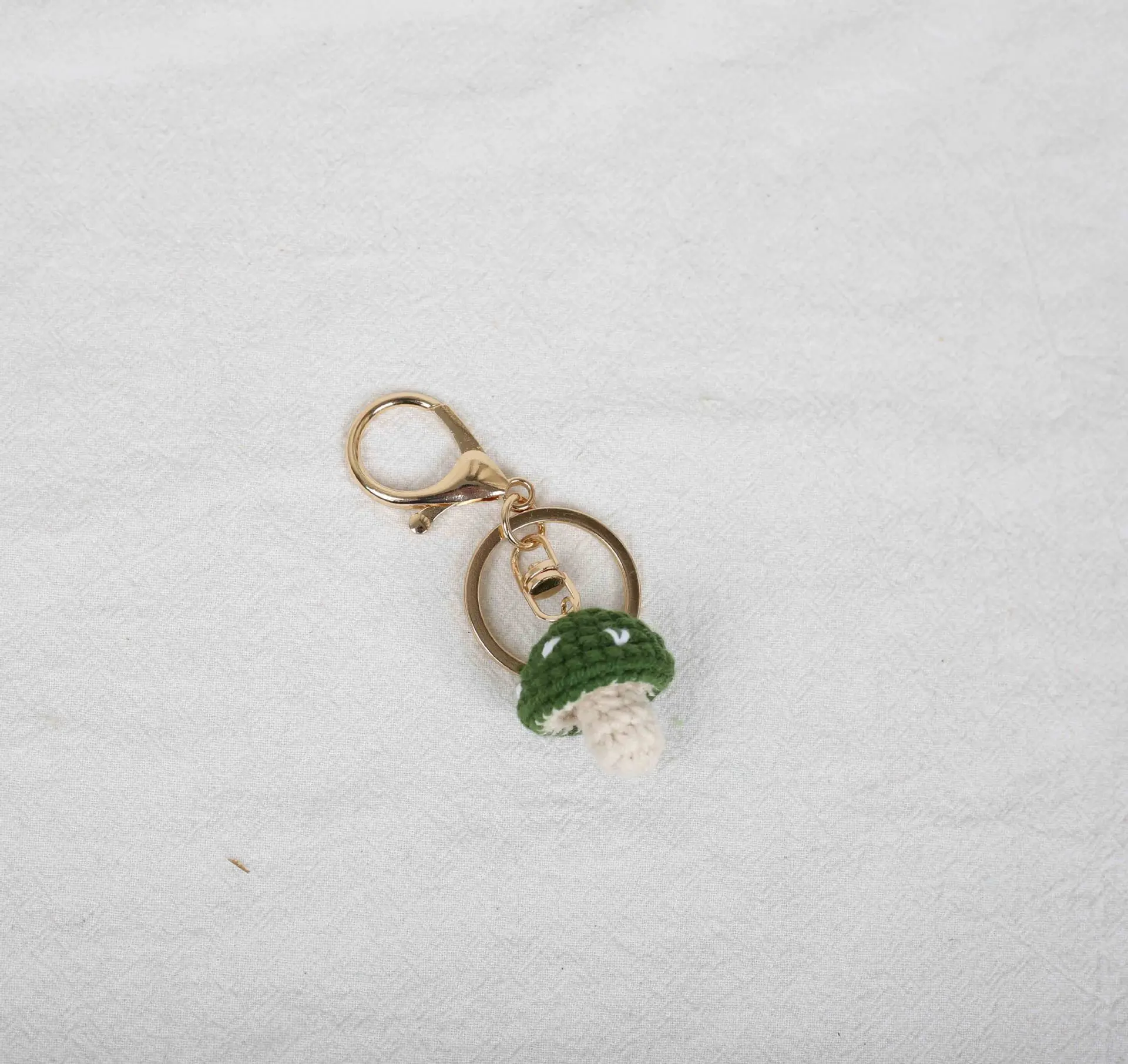 Niedliche gehäkelte Pilze, handgefertigter gewebter Mini-Pilz-Schlüsselanhänger, gestrickter Gemüse-Schlüsselring, Anhänger für Kosmetiktasche – Detail 4