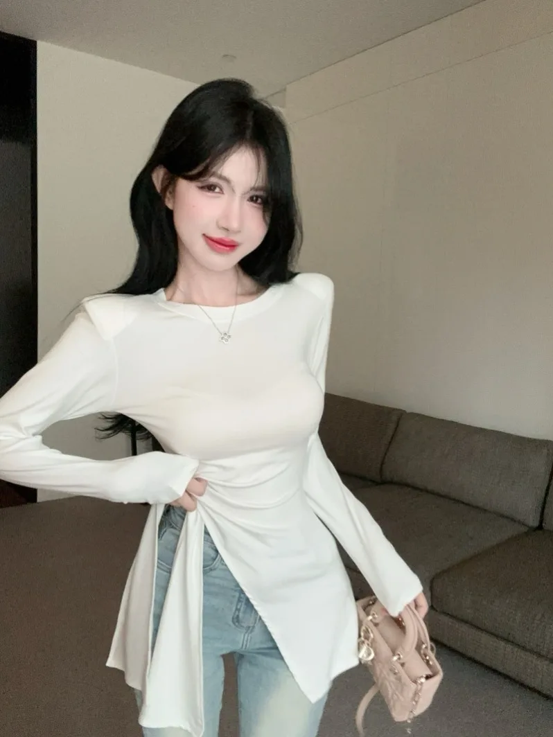 เสื้อยืดผู้หญิงทรงยาวแบบไม่สมมาตร ดีไซน์ผ่าข้าง ช่วงเอวเข้ารูป สไตล์เกาหลี สำหรับฤดูใบไม้ร่วง รุ่น Bla Spicy Girl  ดีไซน์โดดเด่นไม่ซ้ำใคร