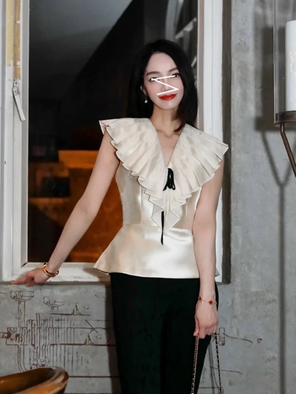 

Ele Slimming Satin Vest Design Sense Pleated V-ne Belted Waist A-line Skirt Svel Summer Faionable Lightweight