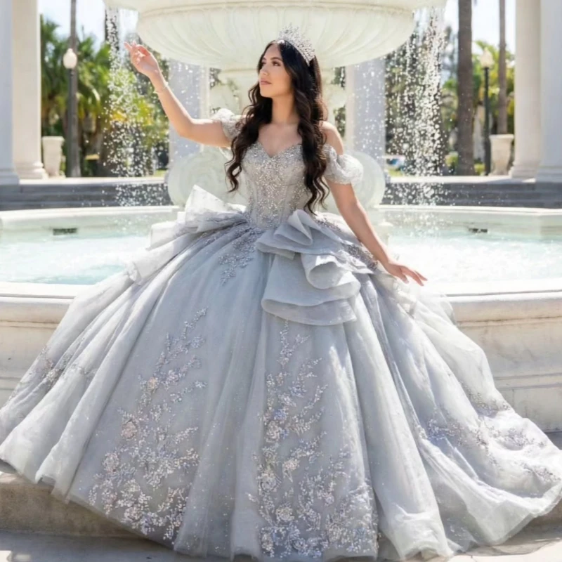 

Светло-серое блестящее платье Quinceanera с открытыми плечами, бальное платье Sweet 16, платье с блестками, аппликация, кружево, бисер, кристалл, бант, тюль, день рождения