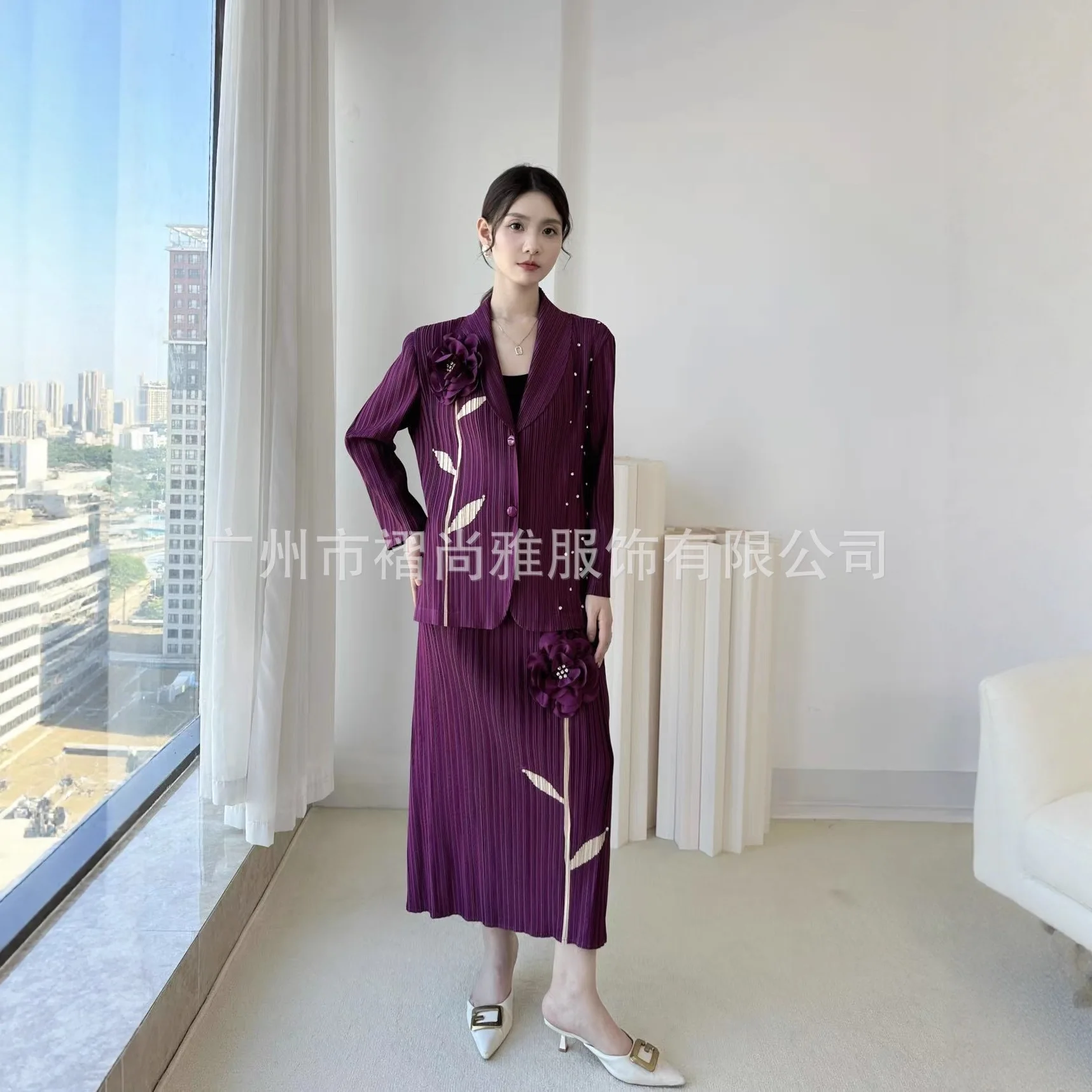 بدلة مياكي ذات ثنيات للسيدات لخريف وشتاء 2025 بدلة صغيرة جديدة بأكمام طويلة ومزاج الشيخوخة بدلة مكونة من قطعتين #2