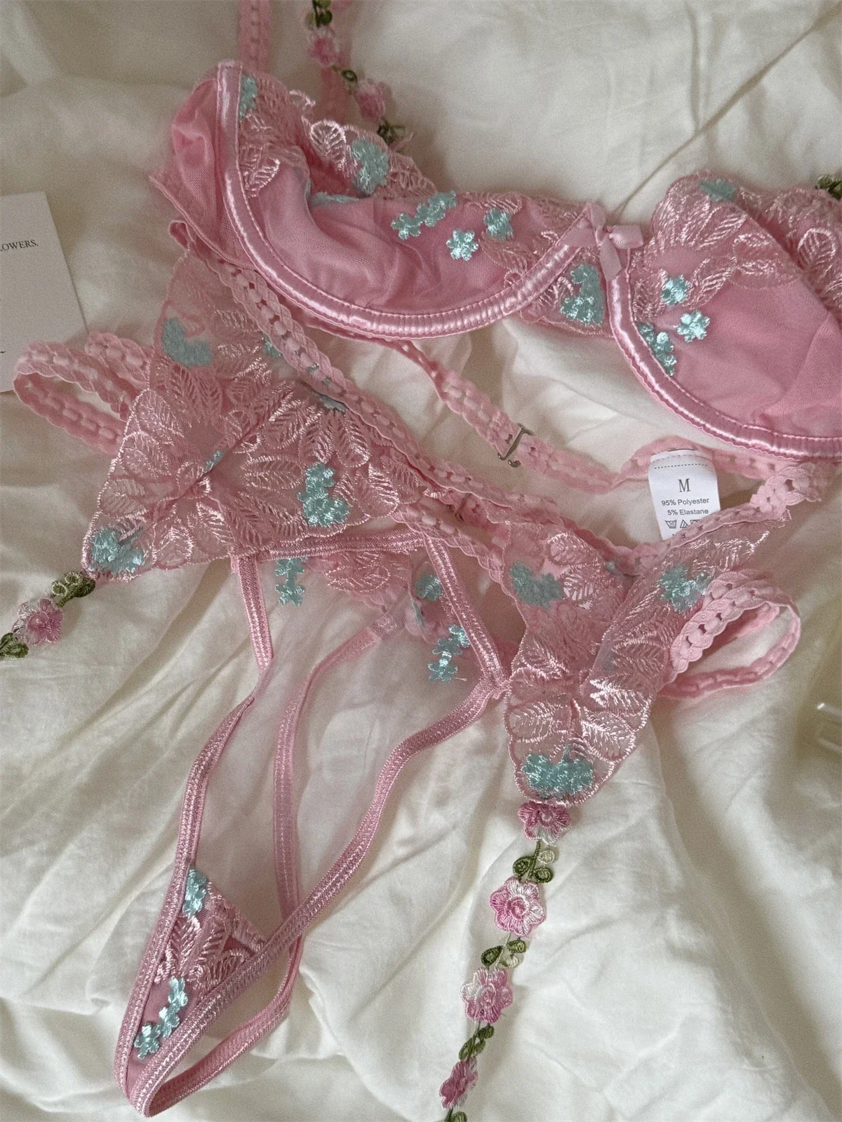 

Изысканное красивое нижнее белье для тяжелой промышленности, сексуальное кружевное нижнее белье с цветочной вышивкой, женский комплект из трех предметов с бюстгальтером Fresh Lady