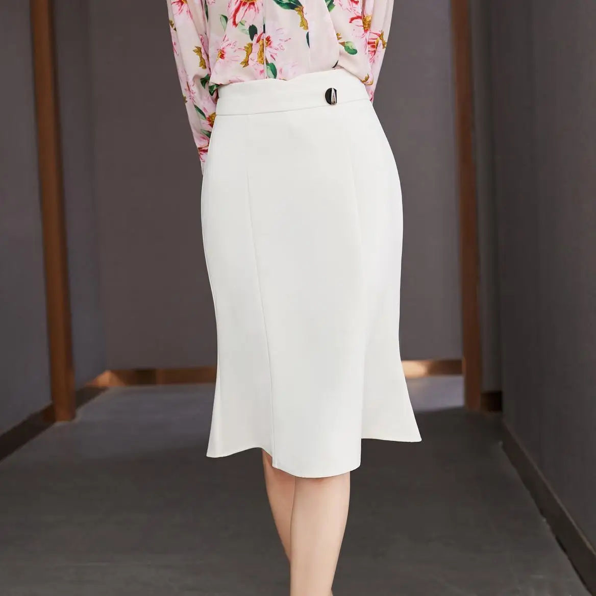 

New elegant and versatile mid-length fishtail skirt in spring and summer of 2023