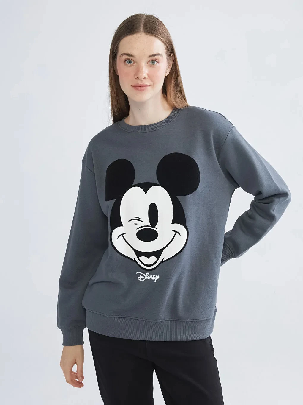 

Женская флисовая толстовка с круглым вырезом Disney с изображением Микки Мауса, серого цвета, с игривым выражением лица и асимметричными глазами на передней части