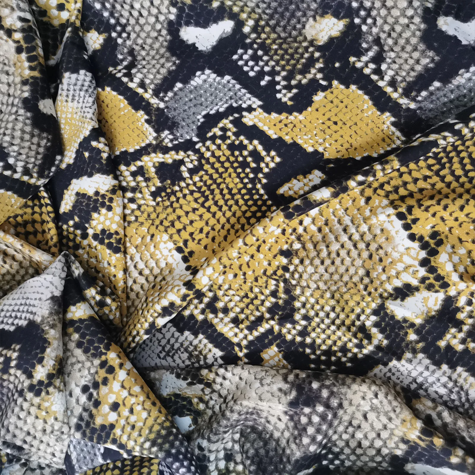 Buona imitazione tessuto Chiffon di seta giallo Sexy modello serpente stampa non trasparente panno di Chiffon materiale da cucire abito/sciarpa fai