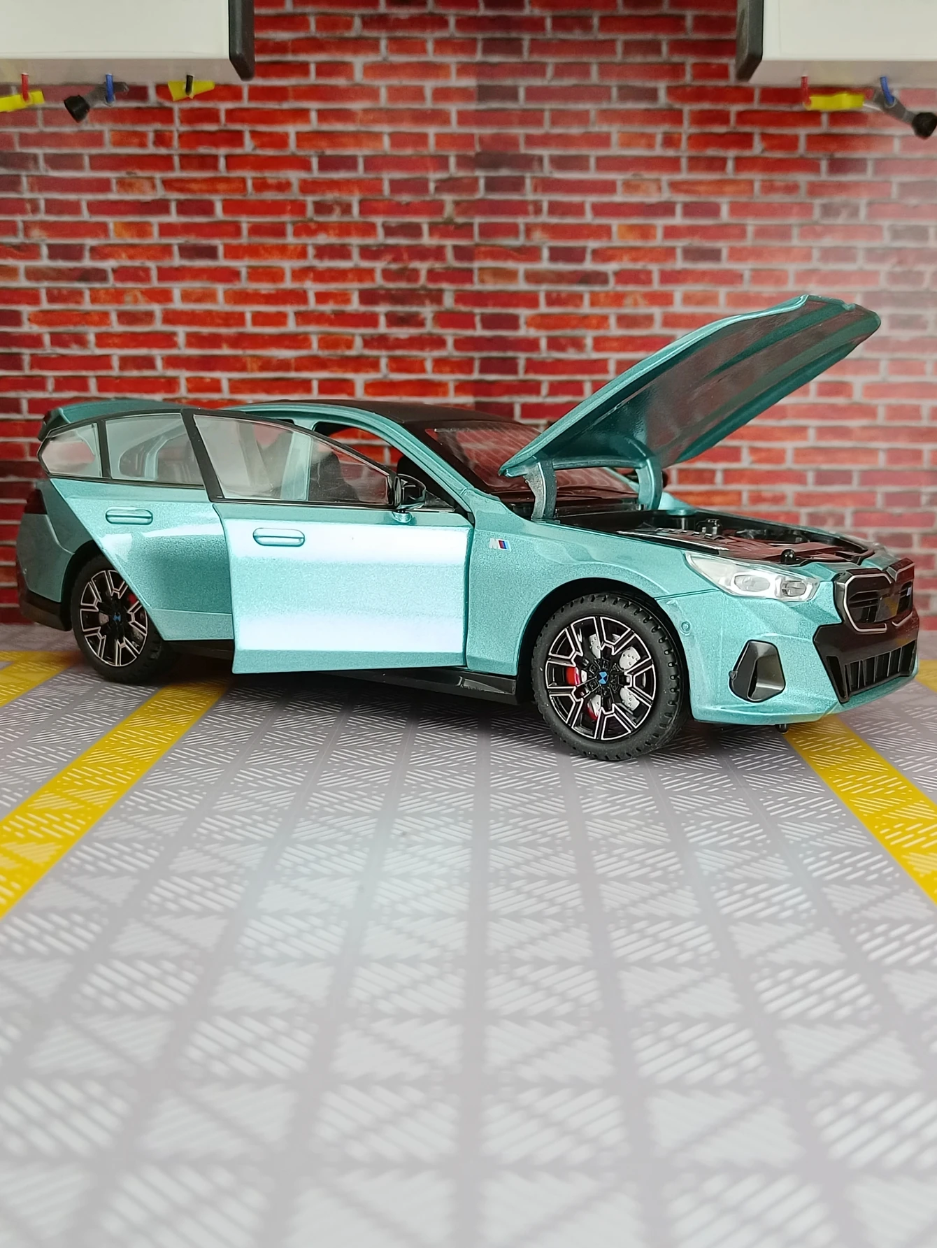 Adorno de modelo de coche de aleación BMW i5 1:24, puertas y capó de motor, el maletero se puede abrir, regalo de sedán guerrero