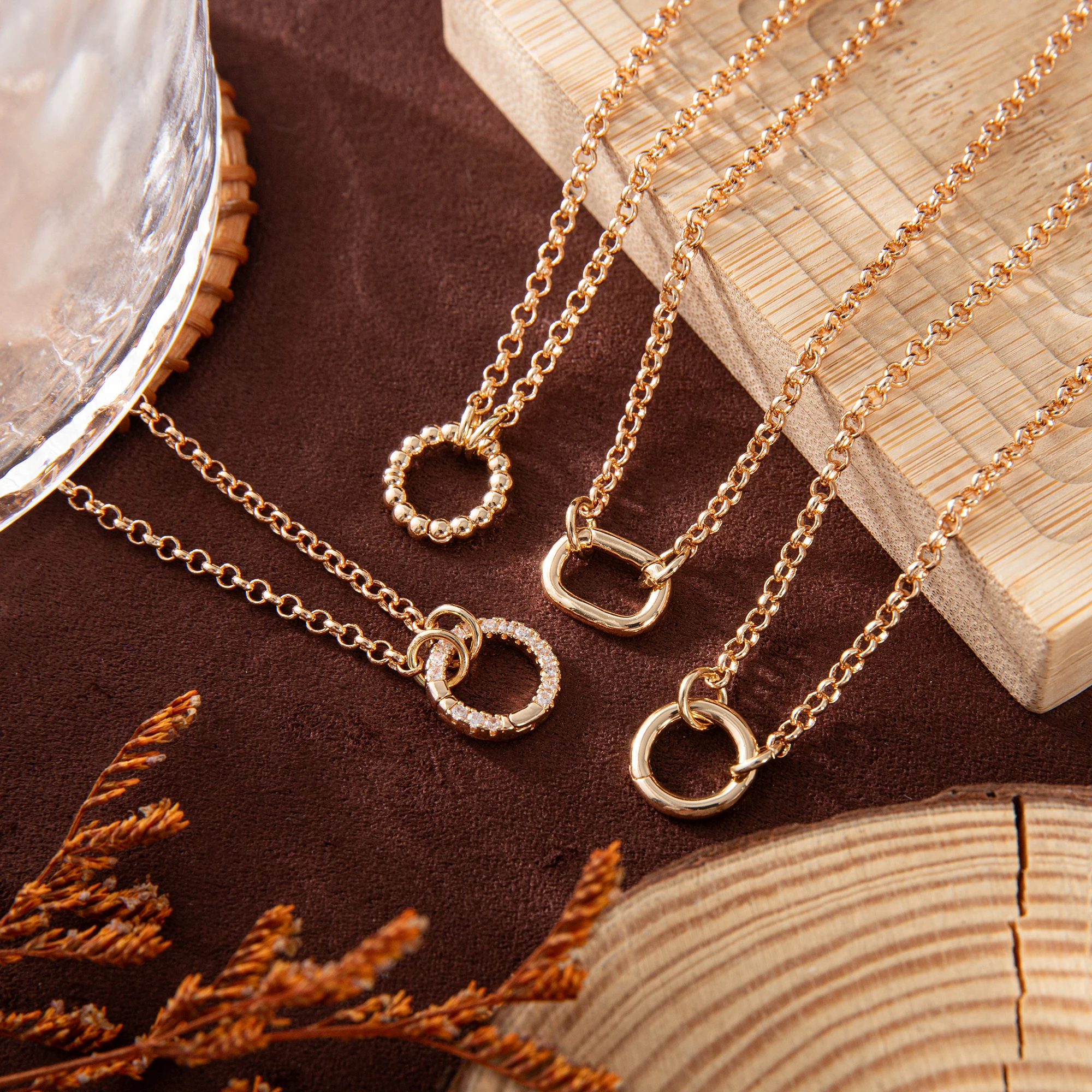 18K Vergoldete Kupfer-Halskette mit Exquisitem Rundem Anhänger und Kristallverzierung, Elegantes Schmuckgeschenk – Detail 1