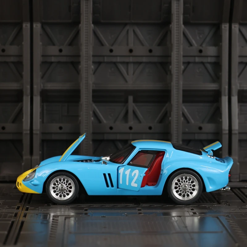 1:32 Simulation Ferrari 250GTO Alloy Car Model has simulated sound and lighting functions doors on both sides that can be opened