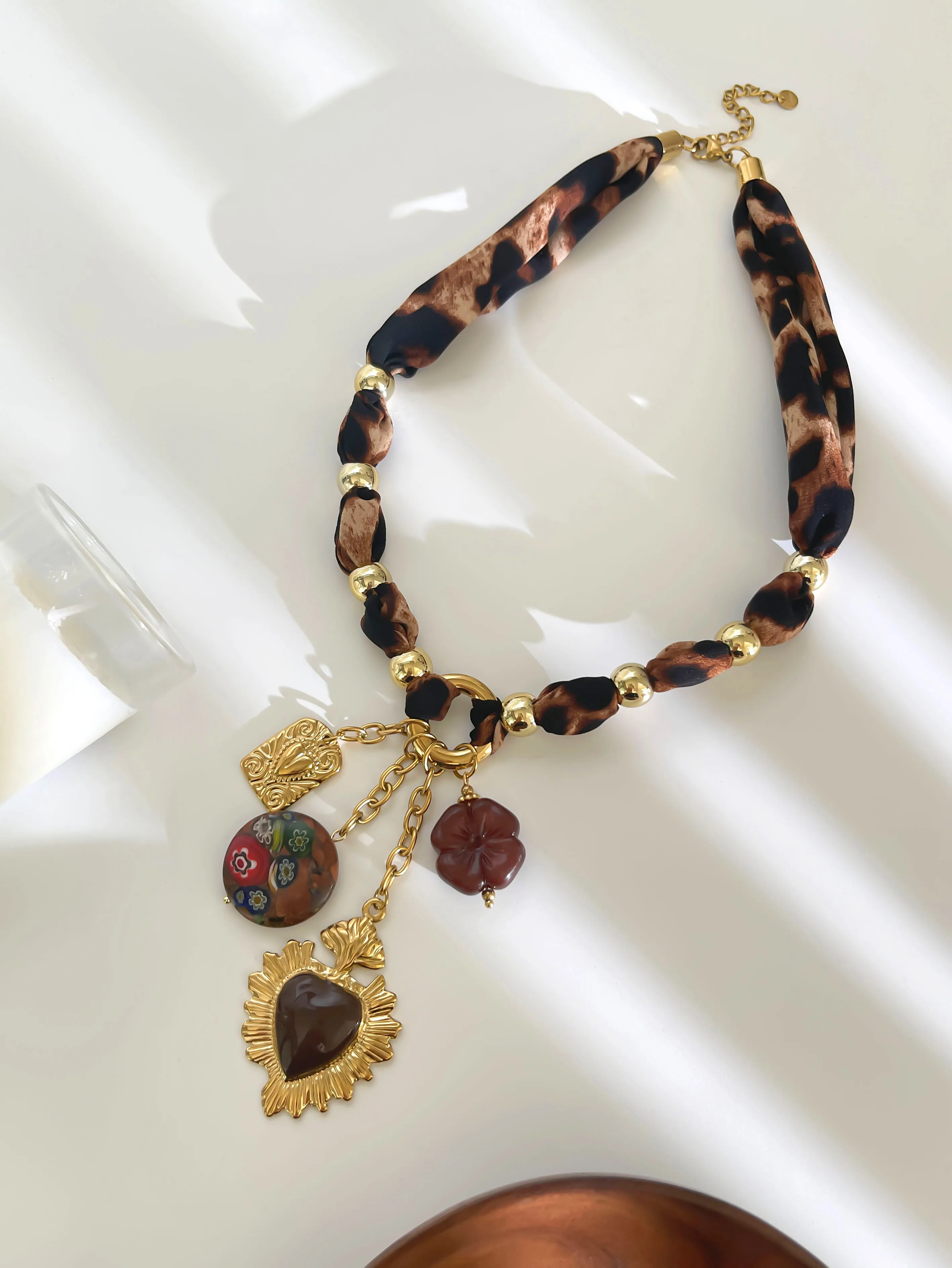 GHIDBK الفولاذ المقاوم للصدأ المينا القلب الراتنج زهرة هندسية قلادة قلادة للنساء خمر ليوبارد طباعة حبل سلسلة مجوهرات