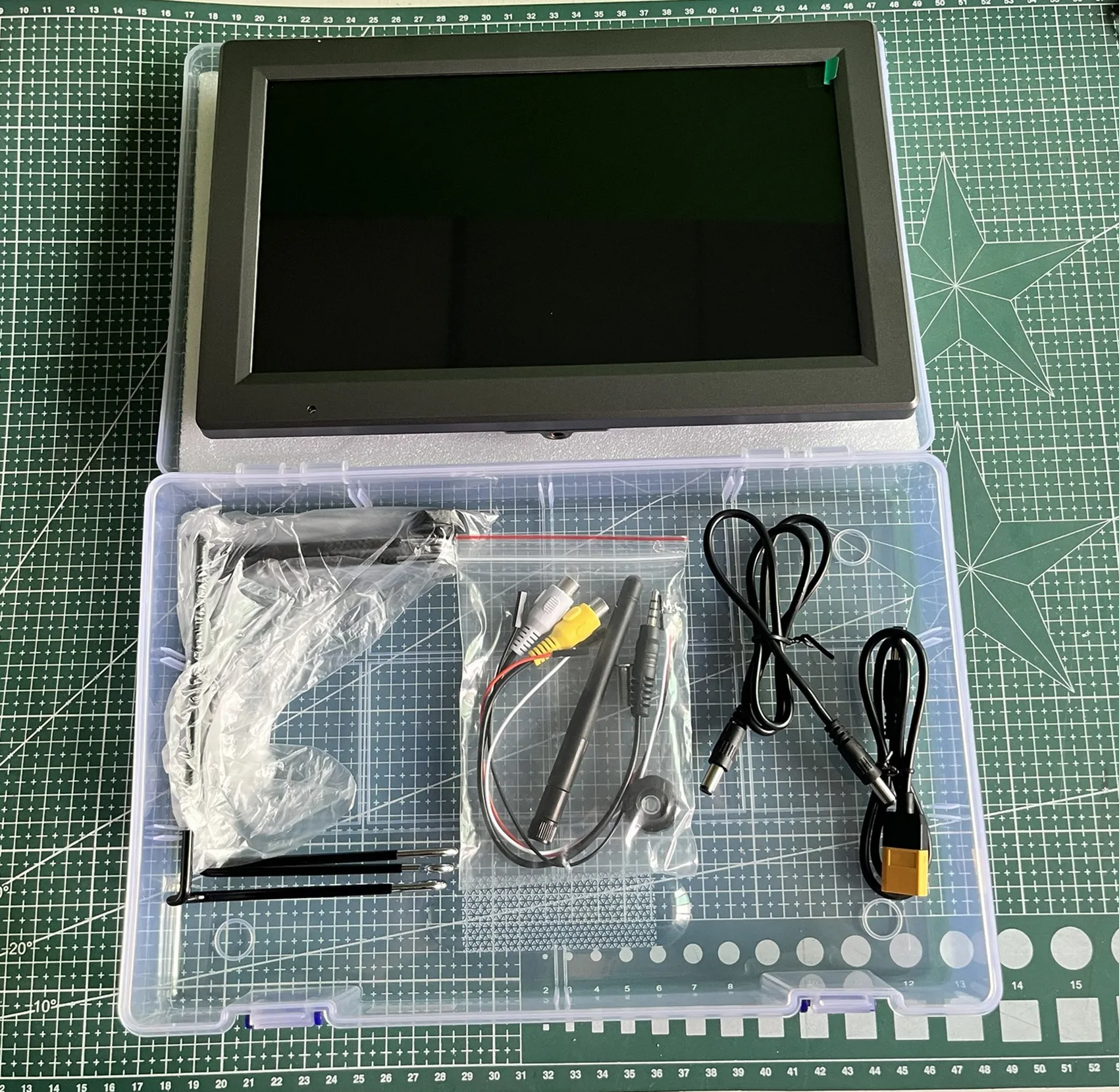

Hawkeye CaptainH Captain H 10.2 inch 6G 7G 8GHZ 232CH 8*32DIY CH Monitor with HDMI AV IN DVR tracking mode For Toy RC Car/Boat
