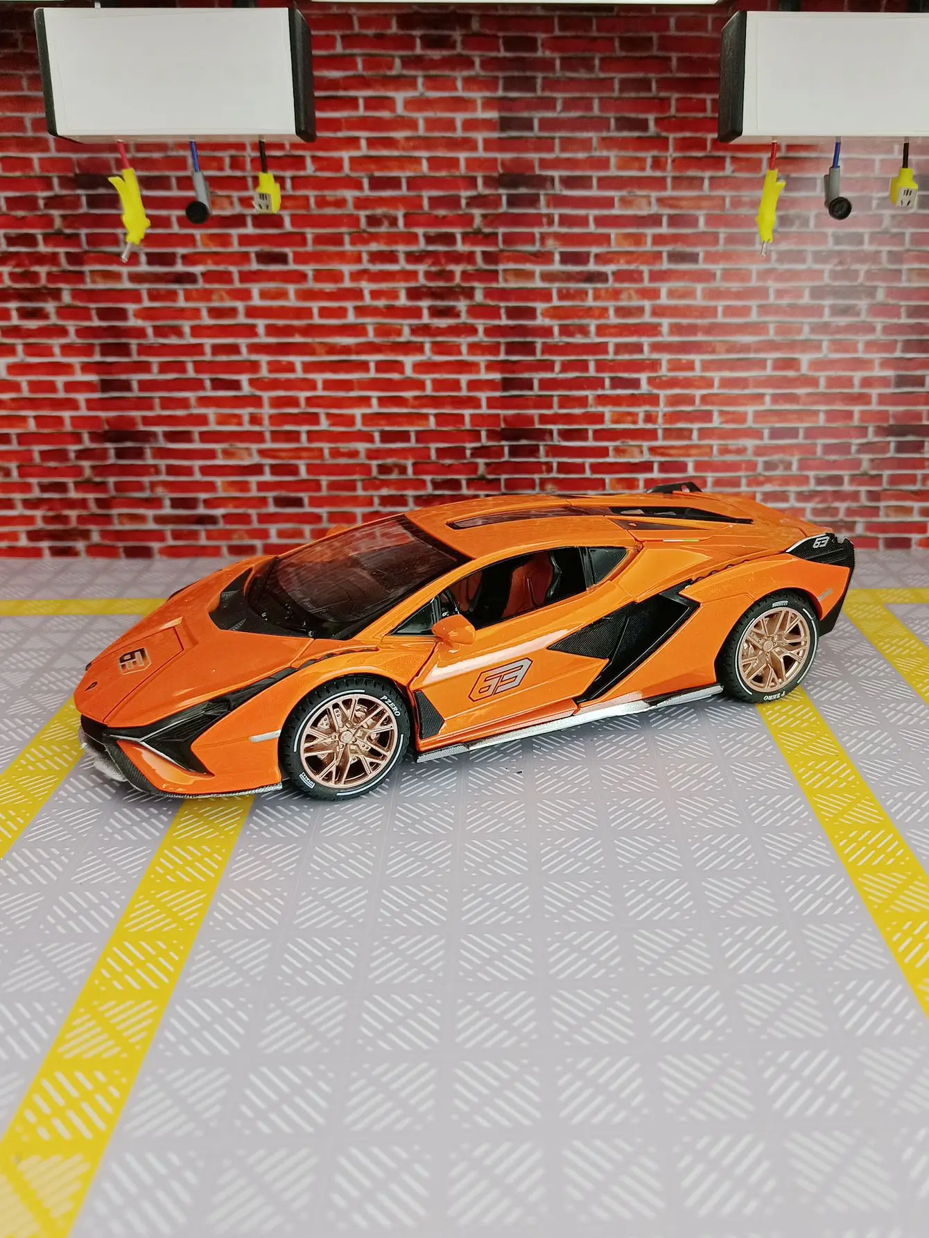 

Модель автомобиля из сплава 1:24 имеет двери, передний капот и дверь багажника, также можно открыть в качестве подарка на день рождения друзьям.