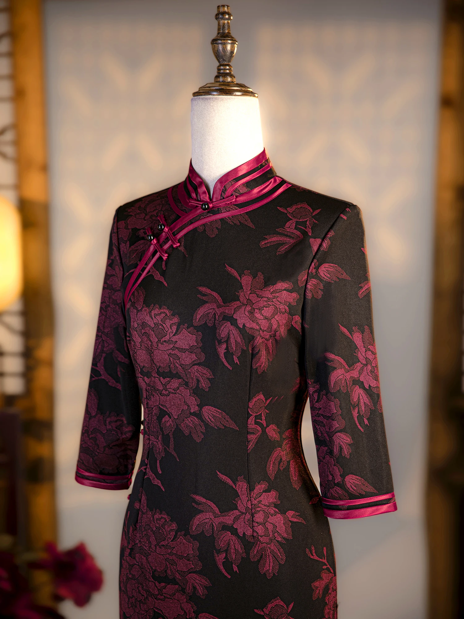 

Китайское вязаное платье-ципао с длинными рукавами для женщин, ретро-вечернее платье для свадьбы, черное с красным цветочным узором, подходит для D...